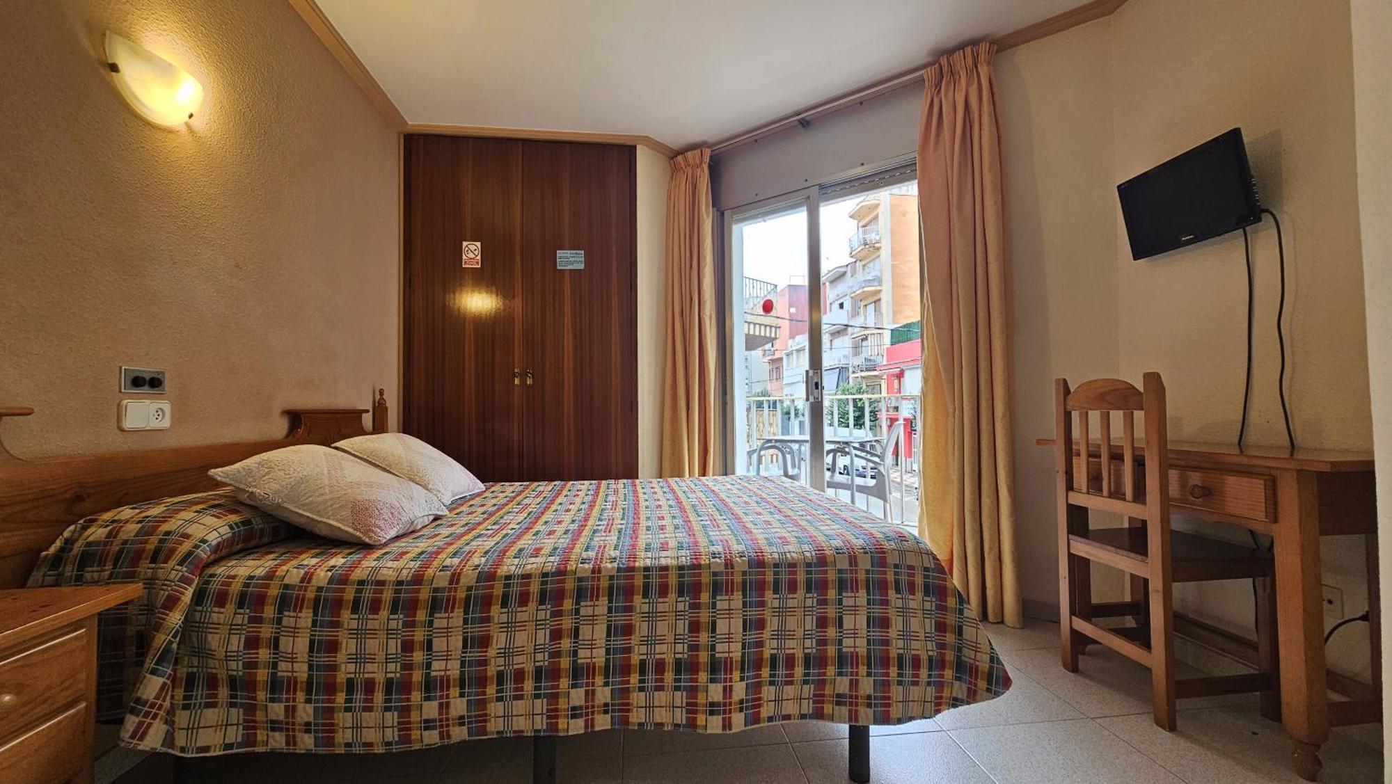 Hostal Los Manos Blanes Exterior photo